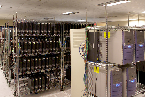 多数のウェブサーバーが設置してあるサーバー・ルームの一例